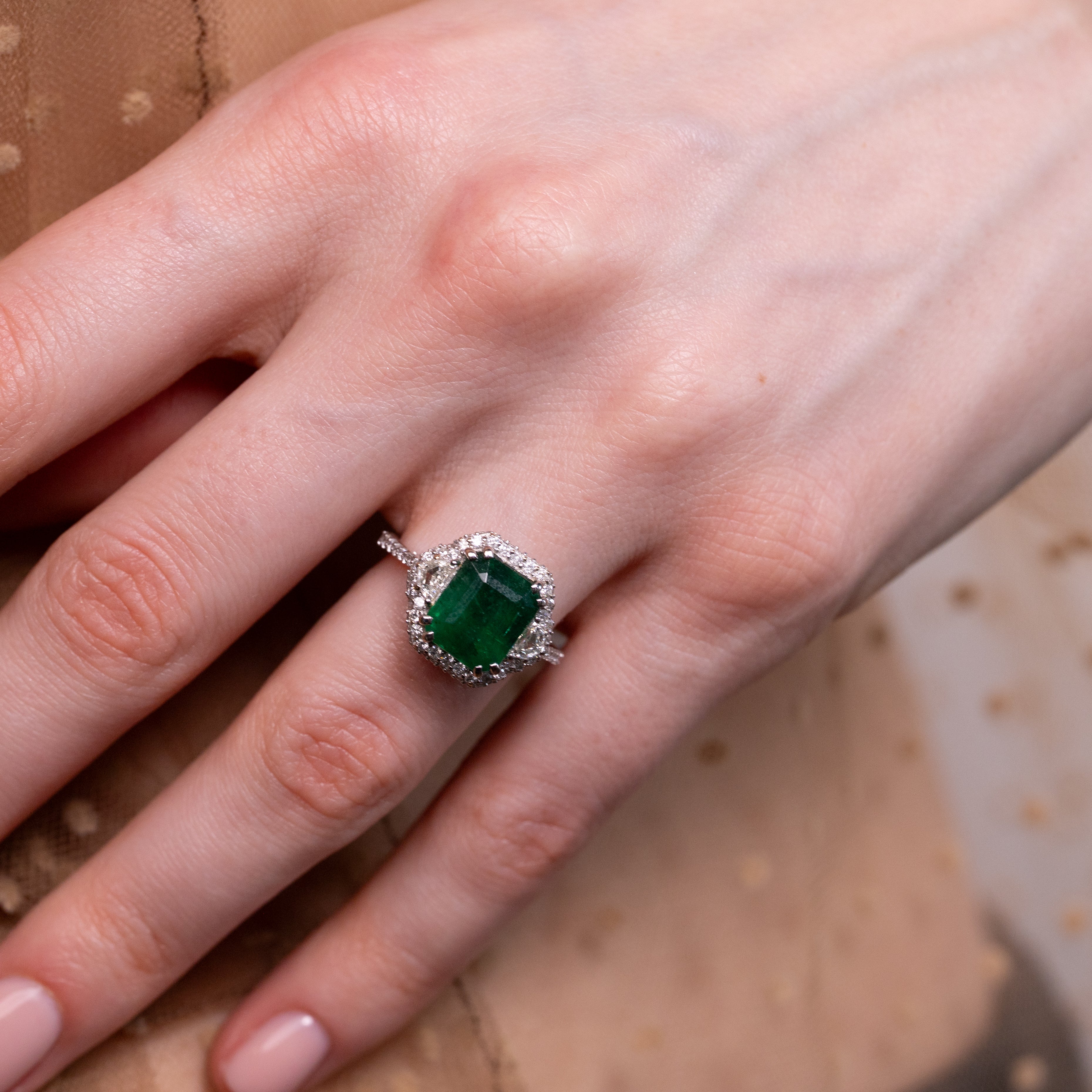 Inel aur 18k cu smarald 4.38 ct si diamante 1.17 ct