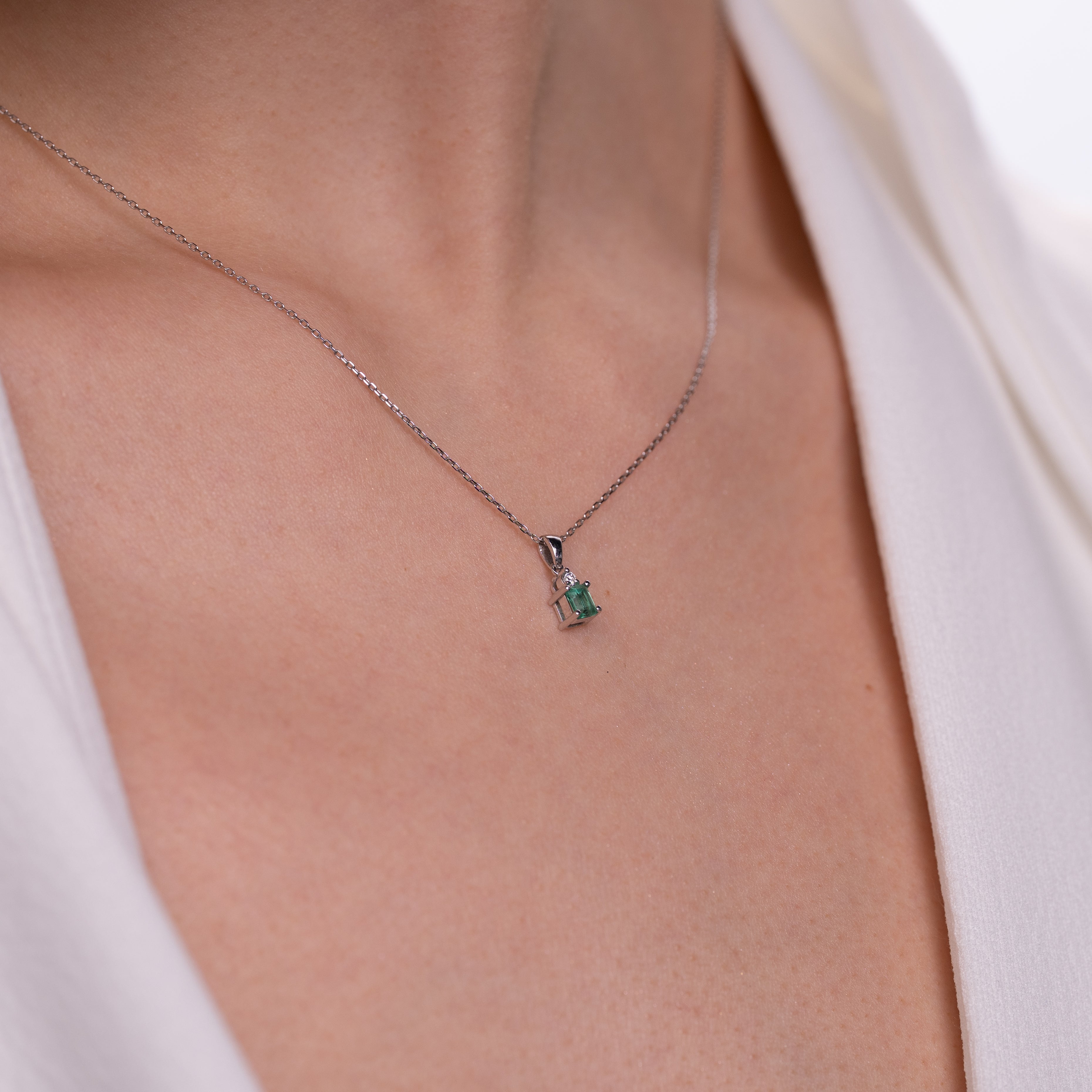 Colier aur 18k cu smarald 0.31 ct si diamante 0.03 ct