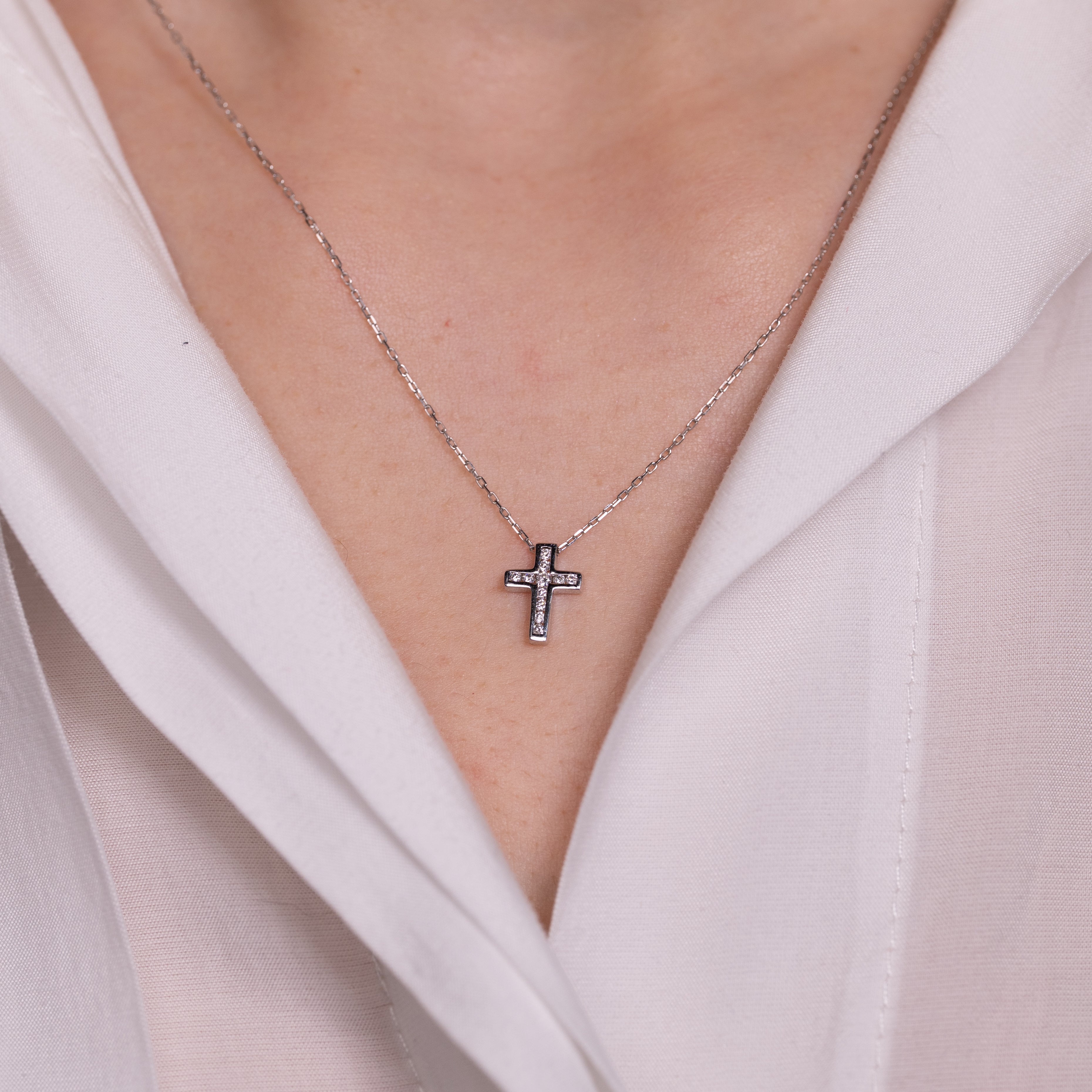 Colier cruce aur 18k cu diamante 0.09 ct