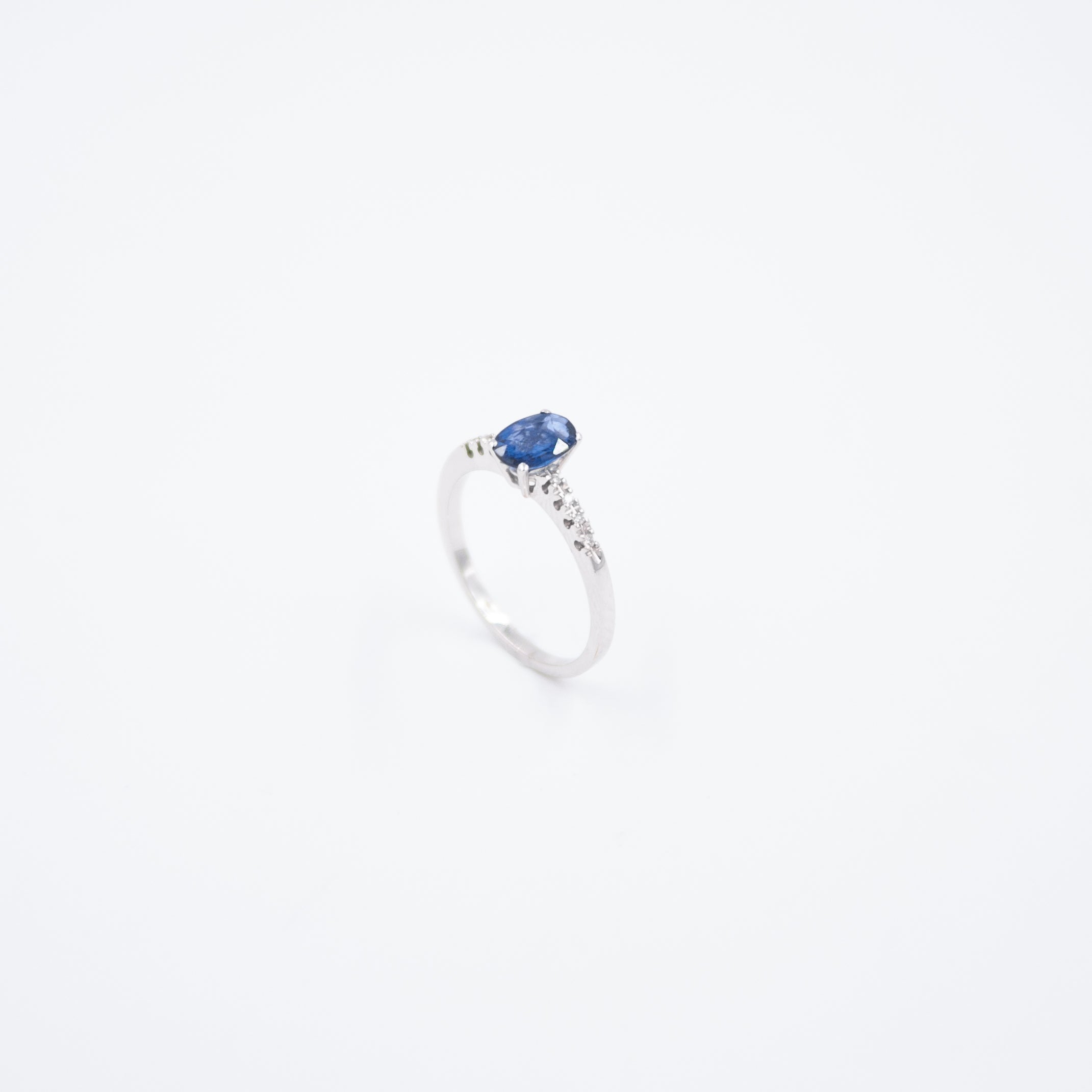 Ring with diamonds and oval sapphire 0.9ct