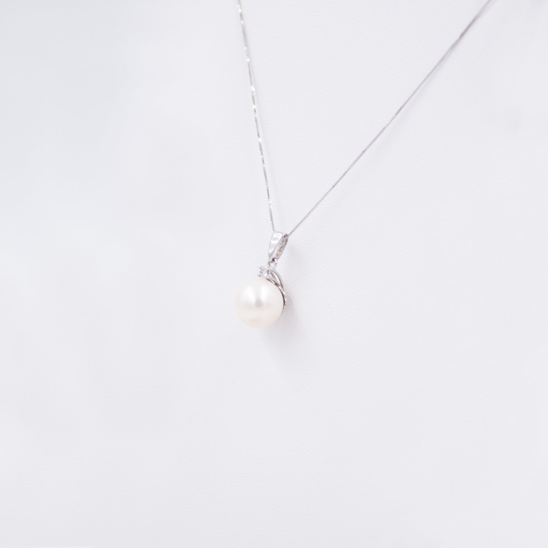 Colier cu Perla centrala 7mm si Diamant