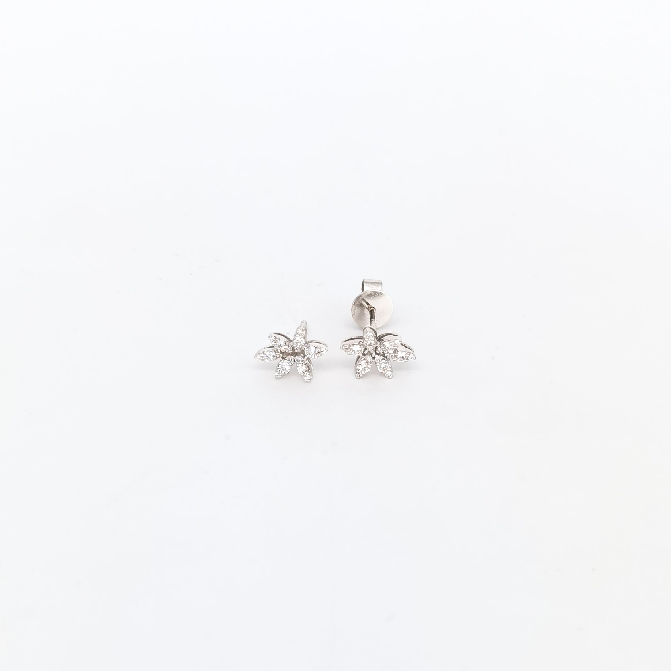 Flower earrings with diamonds