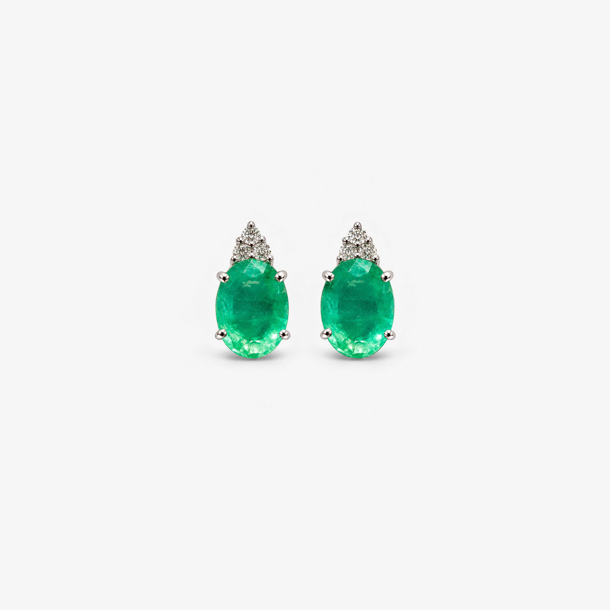 Cercei stud din aur alb 18K cu smaralde 2,68 ct și diamante 0,09 ct – 132227