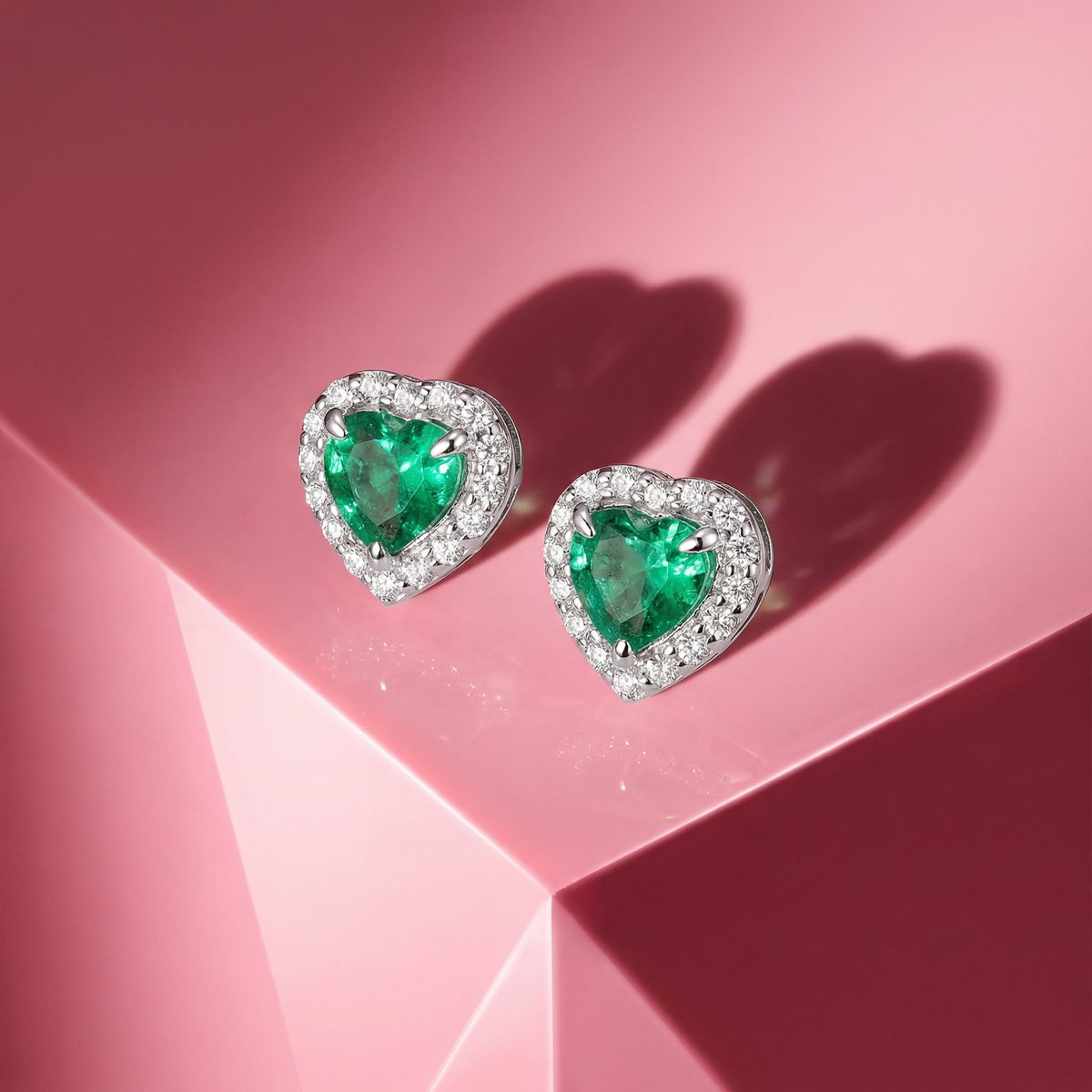 Cercei Hearts din aur 18k cu smaralde 0.76 ct si diamante