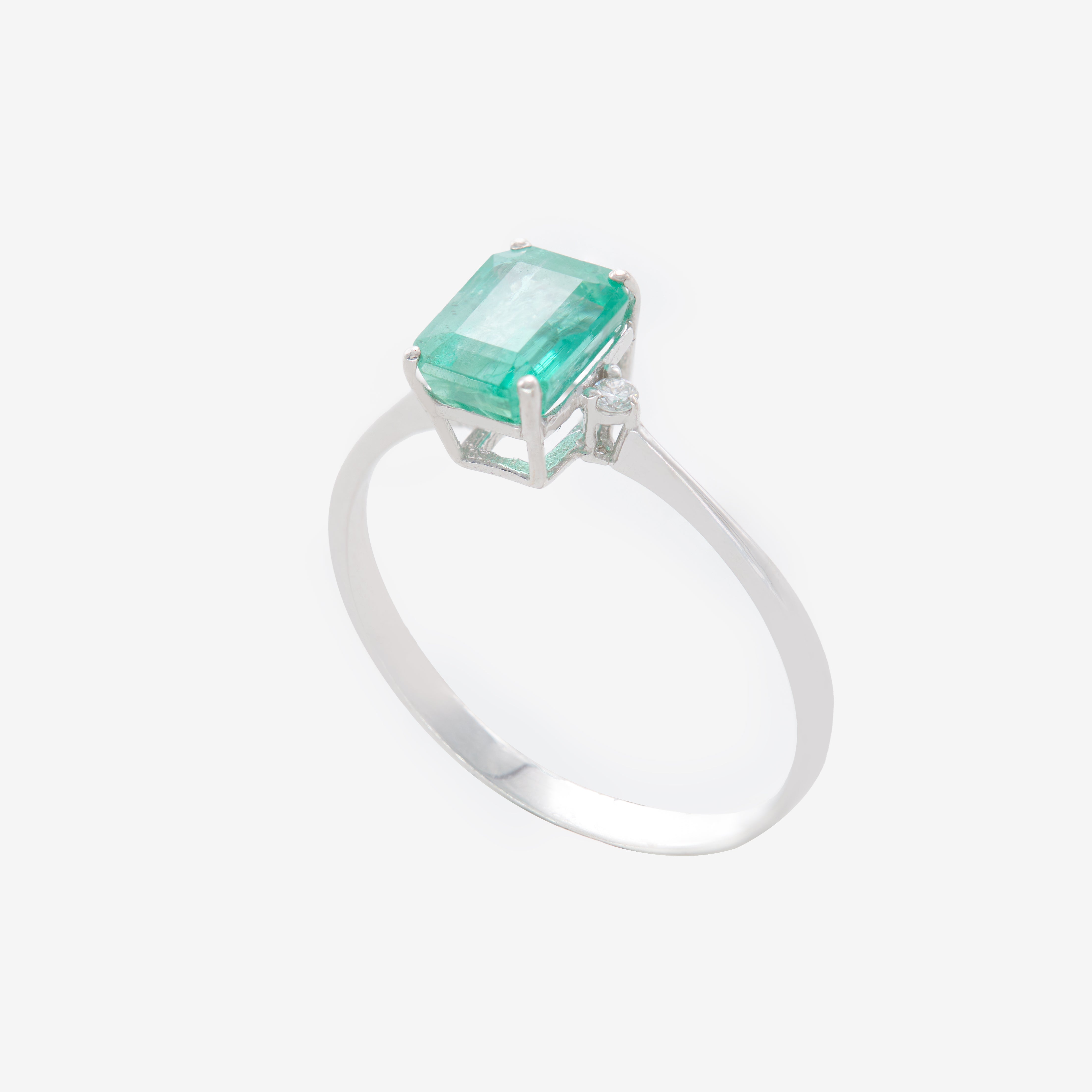 Jaya ring with emerald and diamonds