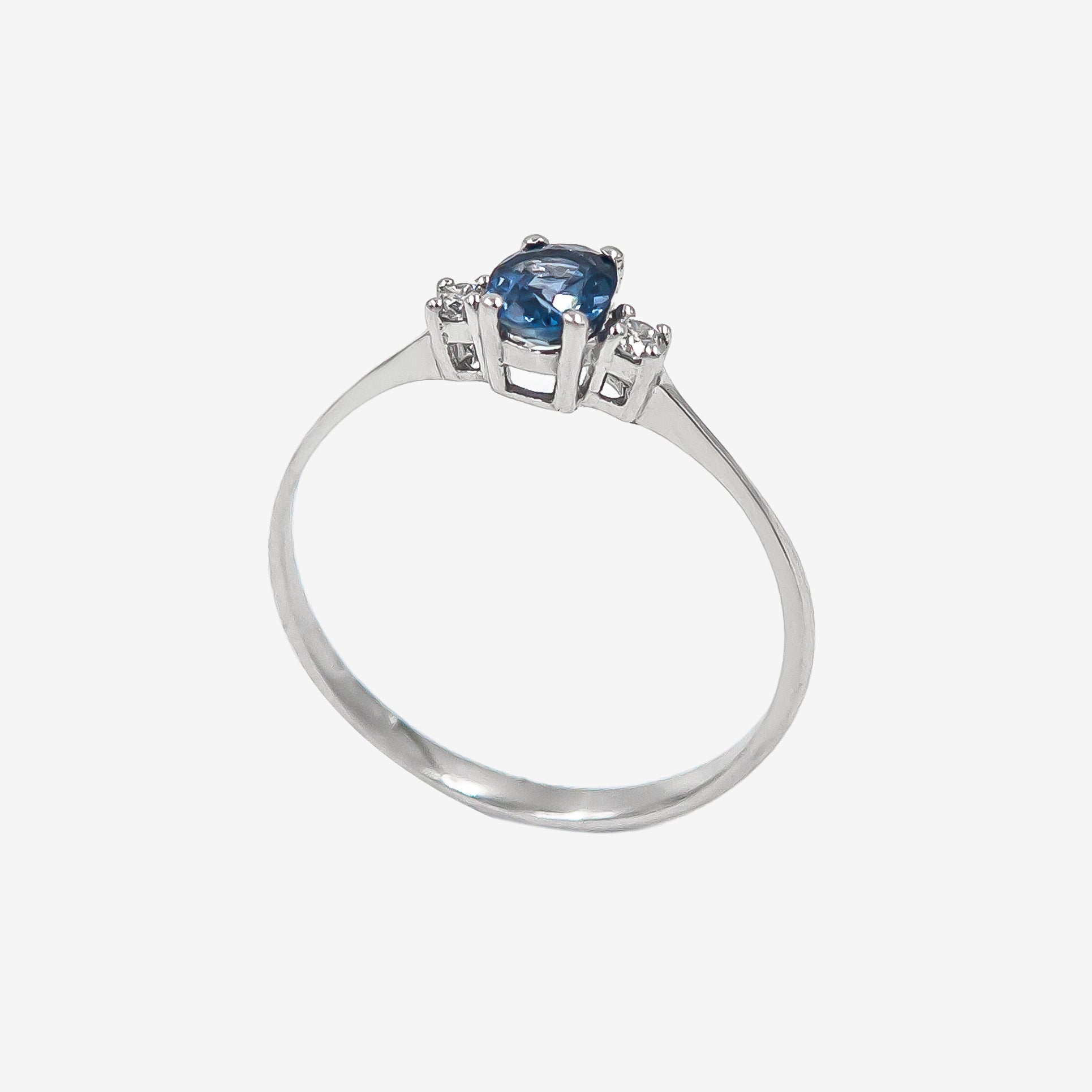 Aura Ring with Sapphire and Diamonds