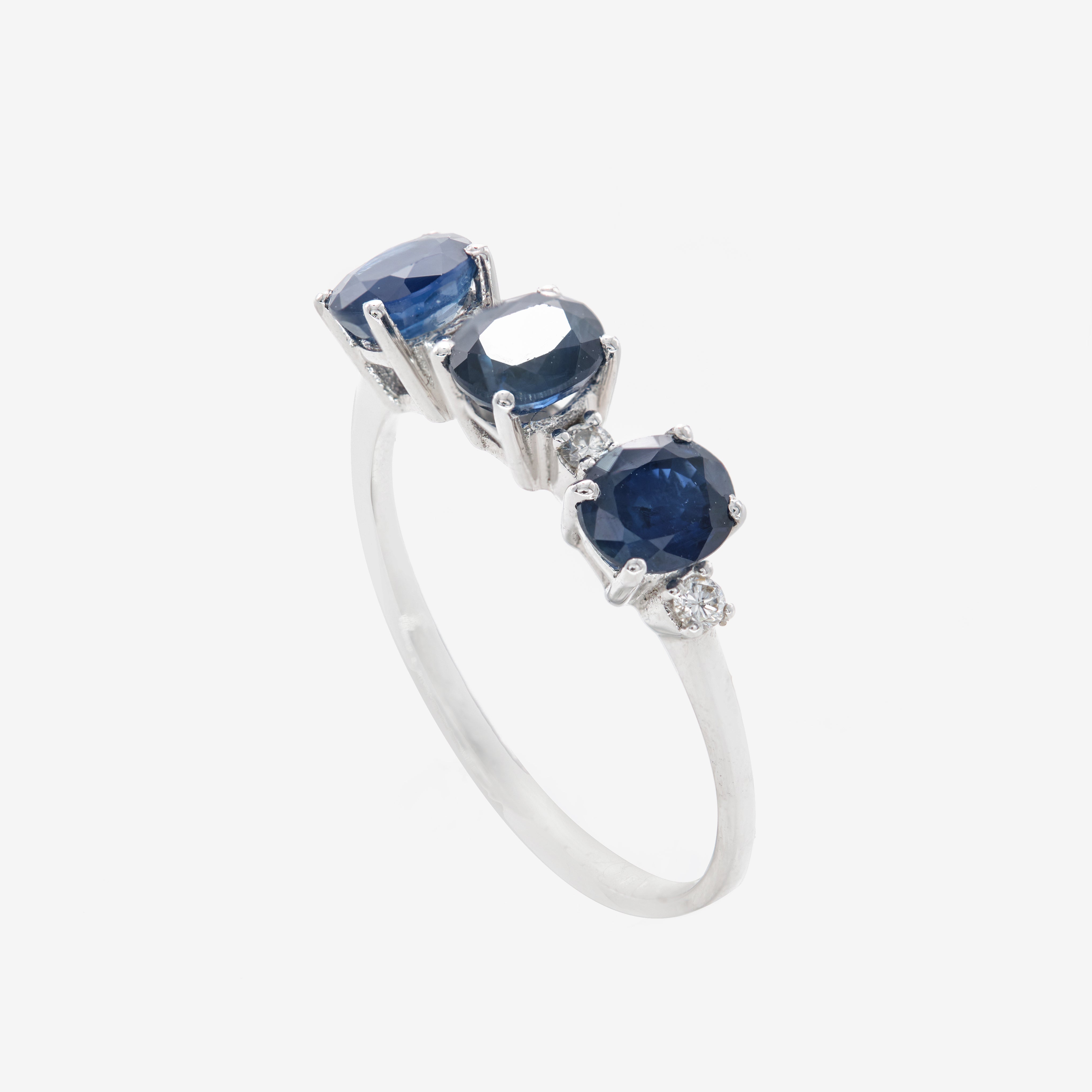 Line ring with sapphires