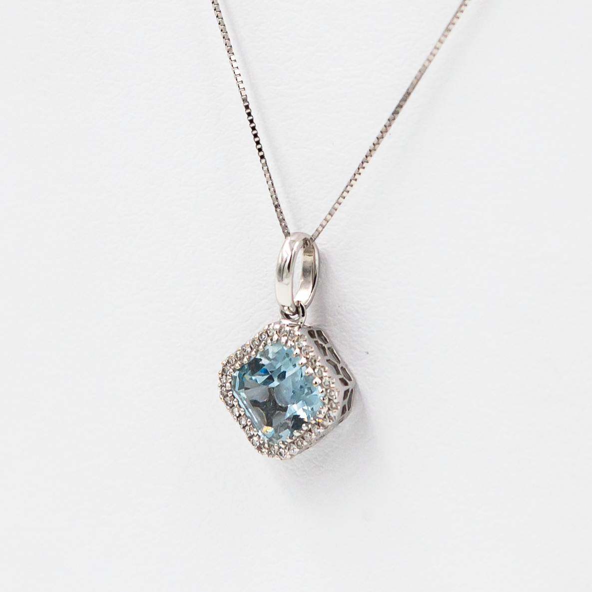 Diamonds Square Head Necklace with Aquamarine