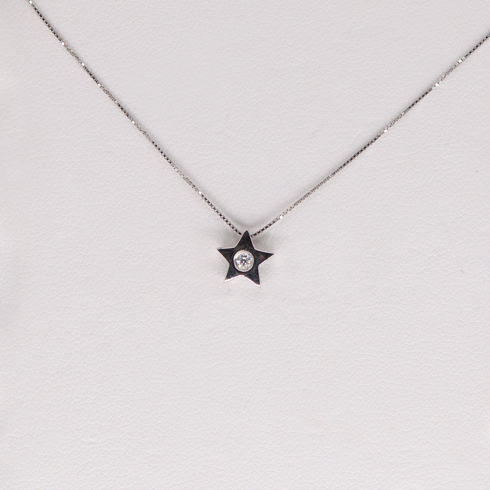 Full star necklace with diamond