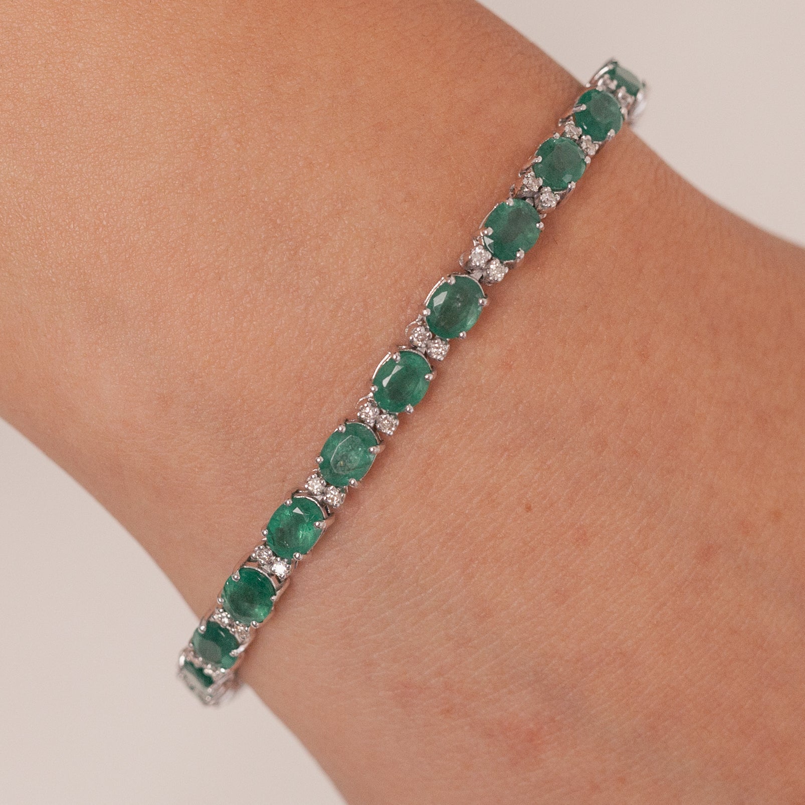 Bold Emerald Ovals Bracelet-Comercianti De Diamante