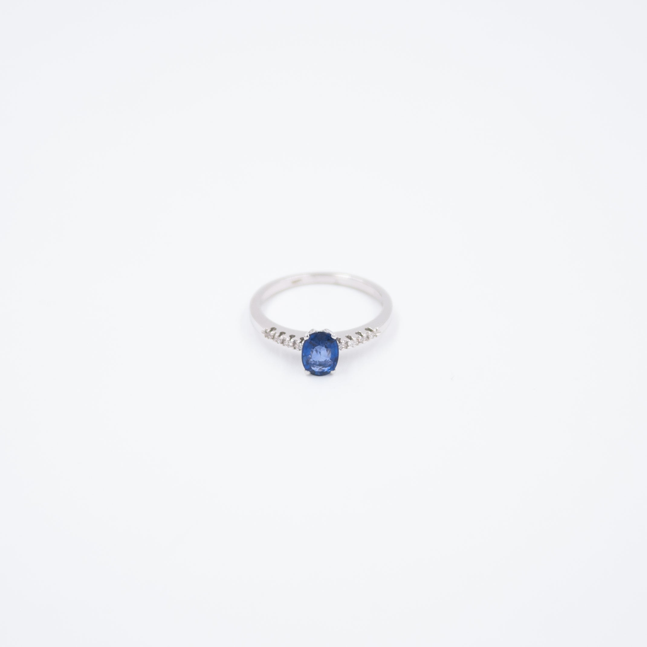 Ring with diamonds and oval sapphire 0.9ct