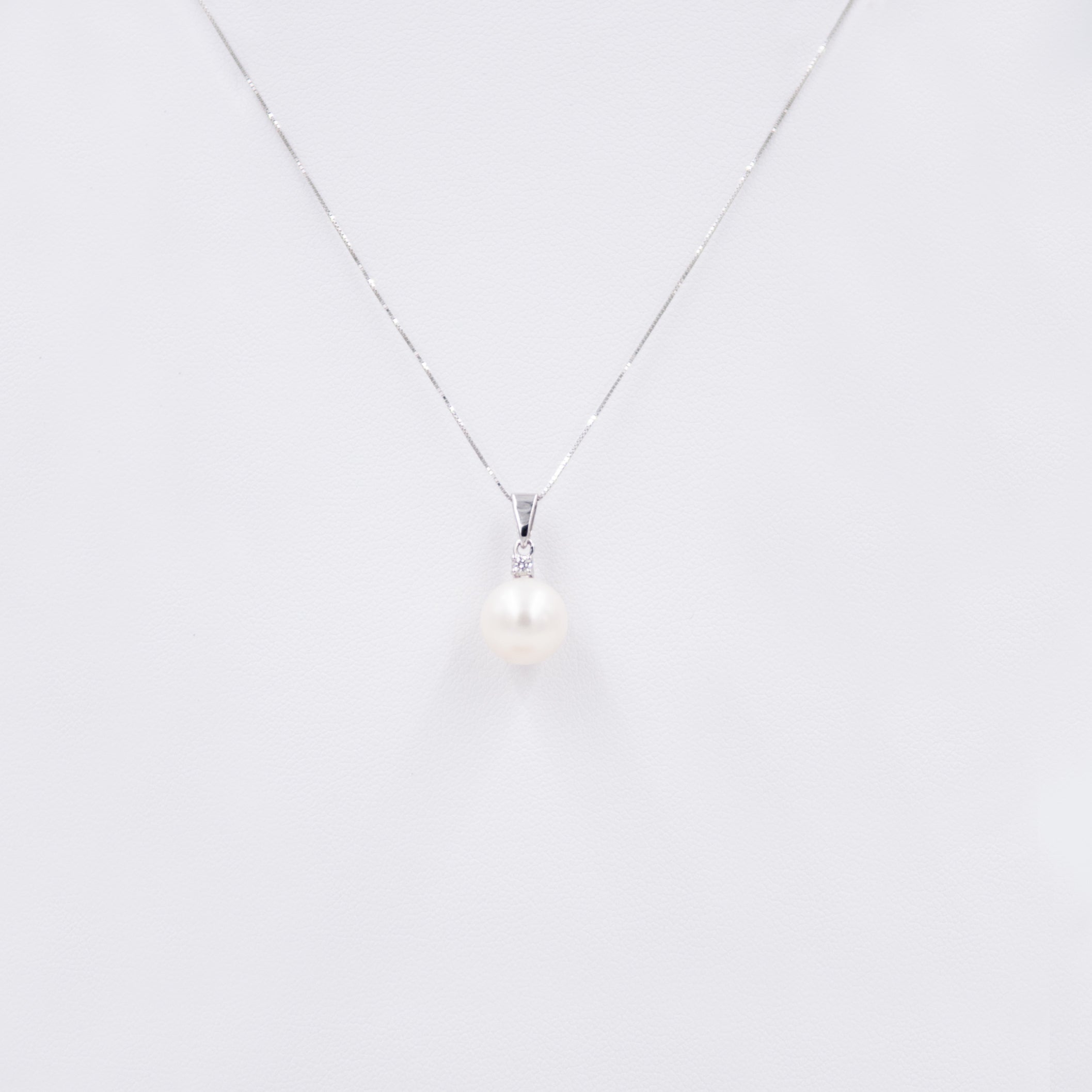 Necklace with central Pearl 7mm and Diamond