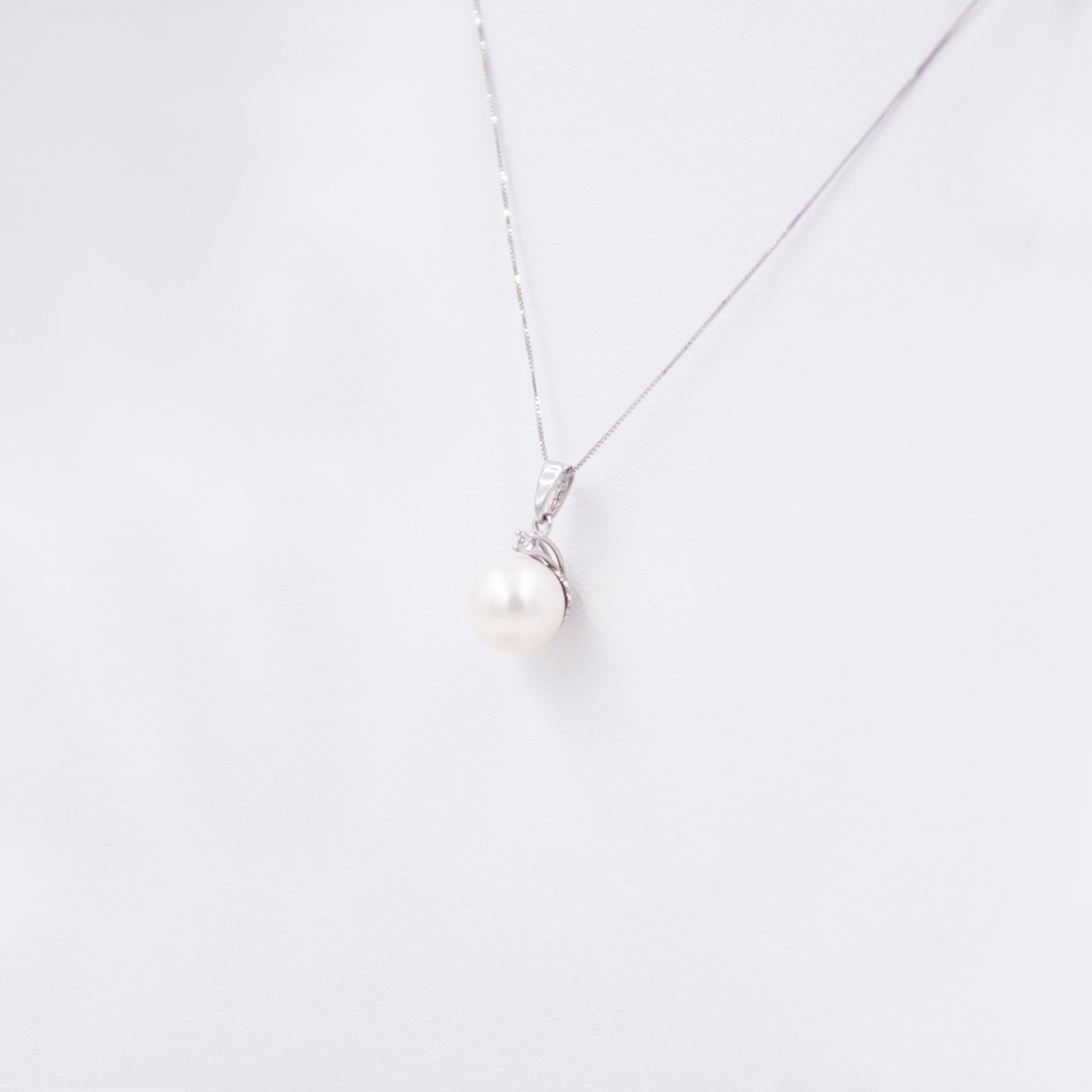 Necklace with central Pearl 7mm and Diamond