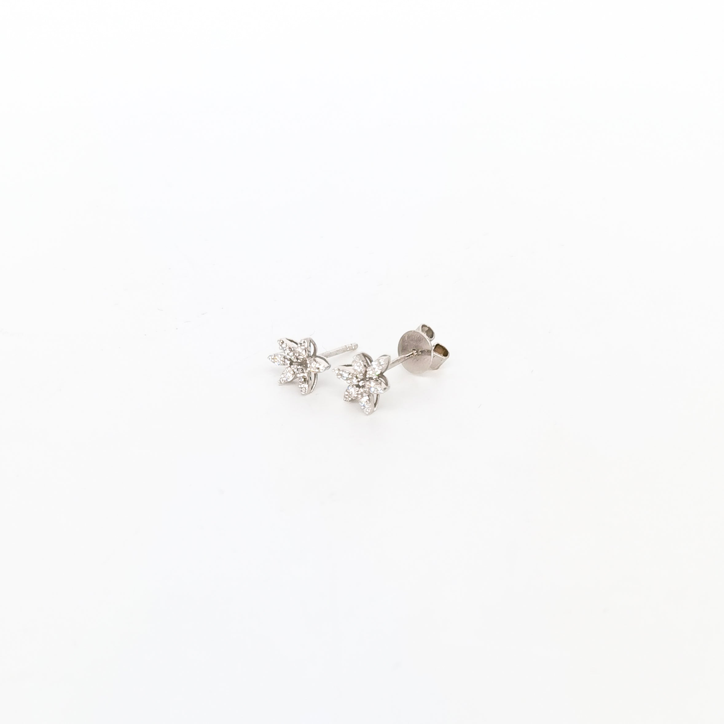 Flower earrings with diamonds