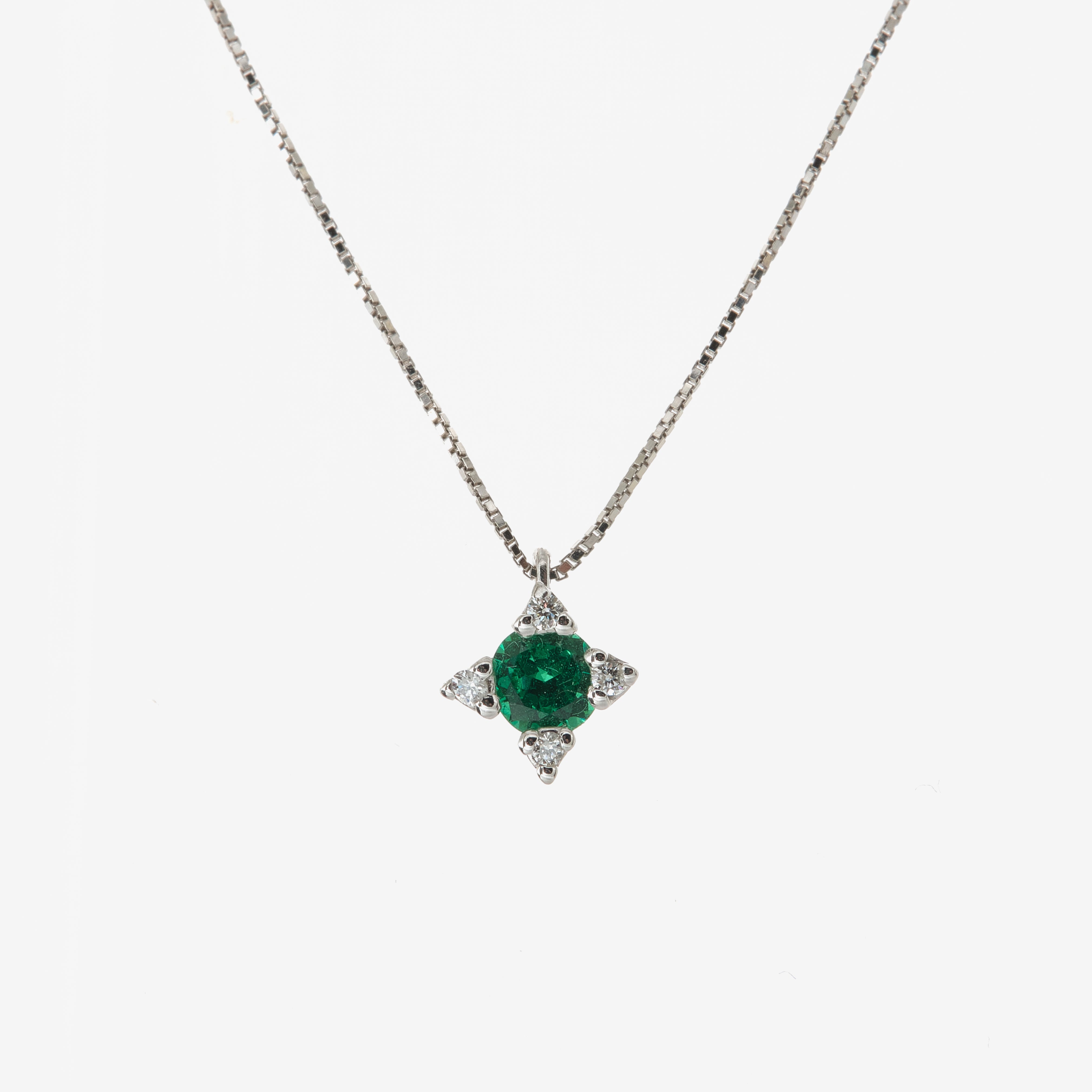 Star necklace with emerald and diamonds